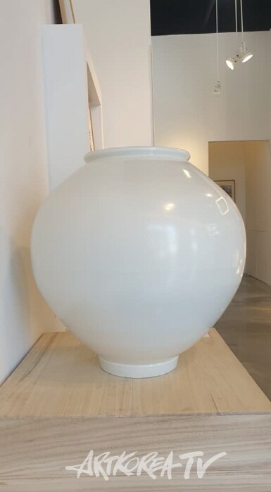 강민수 작가의 백자달항아리