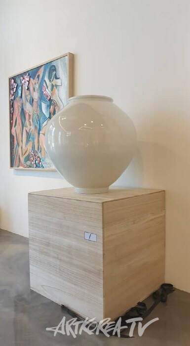 강민수 작가의 백자달항아리