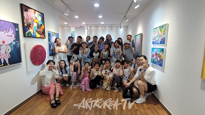 (주)리더스아트 리아갤러리에 방문한 중국 유소년 무용단
