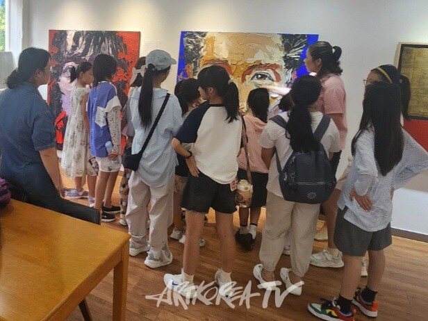 (주)리더스아트 리아갤러리에 방문한 중국 유소년 무용단