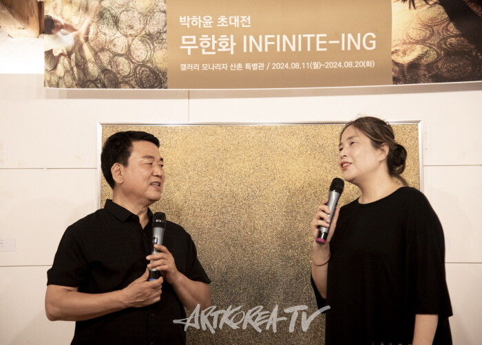 박하윤 작가와 김미정 수석 큐레이터가 공동사회를 보고 있다.