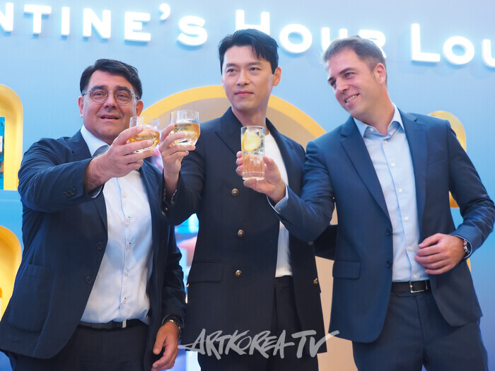 스카치 위스키 발렌타인(Ballentine's) 팝업스토어 '발렌타인 아워 라운지'(Ballentine's Hour Lounge) 행사(사진 왼쪽부터 페르노리카 코리아 프란츠 브루노 디디에 호튼, 배우 현빈, 페르노르카 코리아 마케팅 전무 미겔 파스칼) 2024.08.30 사진 ⓒ아트코리아방송 이용선 기자