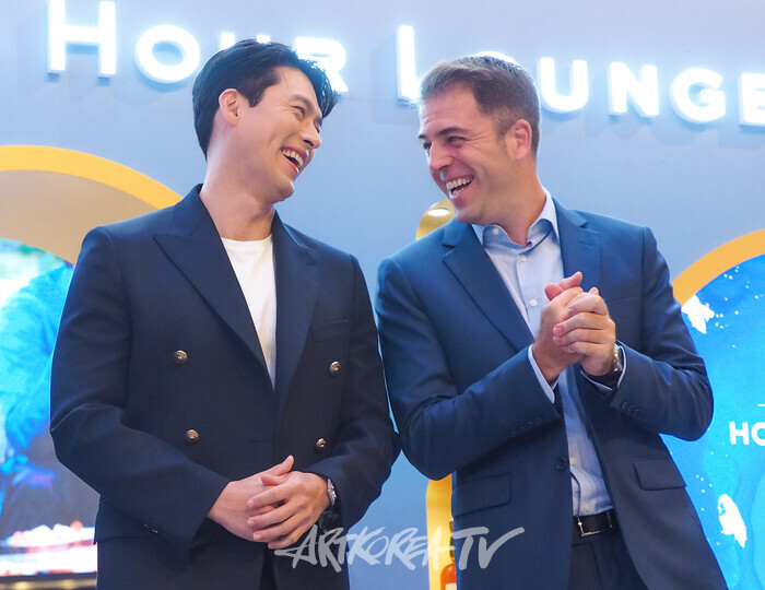 페르노르카 코리아 마케팅 전무 미겔 파스칼이 30일 서울 영등포구 IFC몰에서 진행된 모던 클래식 스카치 위스키 발렌타인(Ballentine's) 팝업스토어 '발렌타인 아워 라운지'(Ballentine's Hour Lounge) 행사에 참석해 앰버서더인 배우 현빈과 포토타임을 가지고 있다. 2024.08.30 사진 ⓒ아트코리아방송 이용선 기자