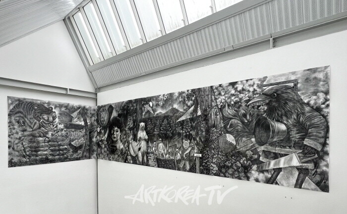 손유진, Explorer-X_설치컷, 캔버스에 영국의 한국 구상나무 목탄,  210×1100cm, 2024