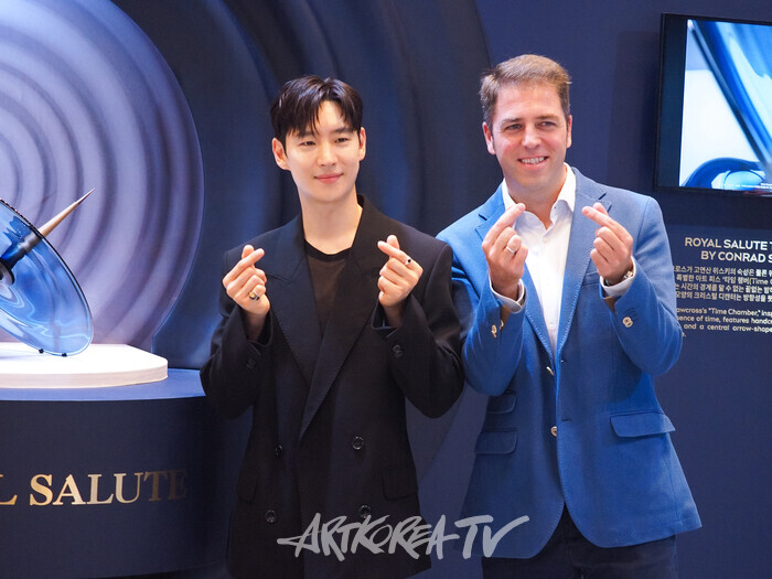 '로얄살루트 타임 챔버 바이 콘래드 쇼크로스 출시 기념 포토행사 (배우 이제훈과 페르노르카 코리아 마케팅 전무 미겔 파스칼) 20204.09.05 사진 ⓒ아트코리아방송 이용선 기자