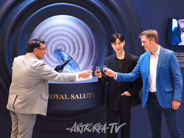 '로얄살루트 타임 챔버 바이 콘래드 쇼크로스 출시 기념 포토행사 (배우 이제훈과 페르노르카 코리아 마케팅 전무 미겔 파스칼,  페르노리카 코리아 대표 프란츠 브루노 디디에 호튼) 20204.09.05 사진 ⓒ아트코리아방송 이용선 기자