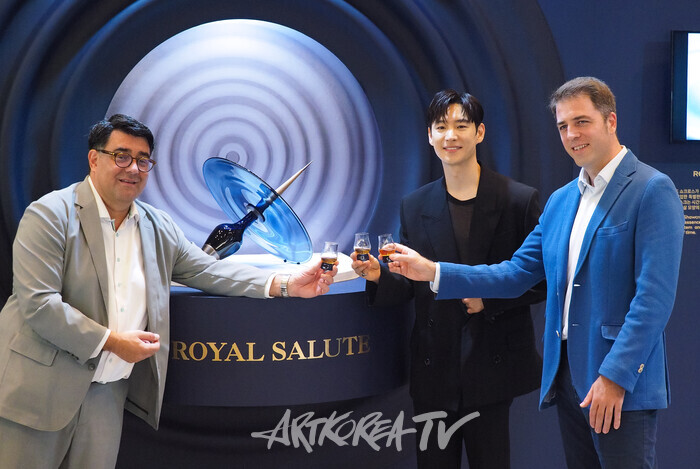 '로얄살루트 타임 챔버 바이 콘래드 쇼크로스 출시 기념 포토행사 (배우 이제훈과 페르노르카 코리아 마케팅 전무 미겔 파스칼,  페르노리카 코리아 대표 프란츠 브루노 디디에 호튼) 20204.09.05 사진 ⓒ아트코리아방송 이용선 기자