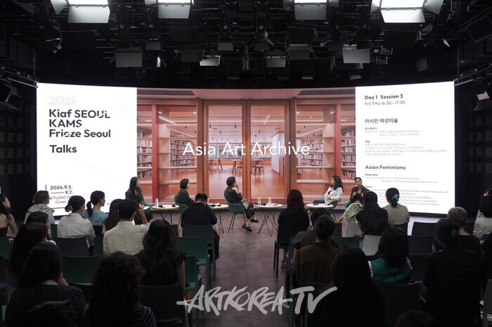 아시안 여성미술 세션에서는 배명지(국립현대미술관 학예연구사), 오즈 엘소이(아시아 아트 아카이브 시니어 큐레이터), 김홍희(백남준문화재단 이사장), 클라라 김(로스앤젤레스 현대미술관 수석 큐레이터 & 학예연구실 디렉터)이 의견을 공유했다. 제공 예술경영지원센터
