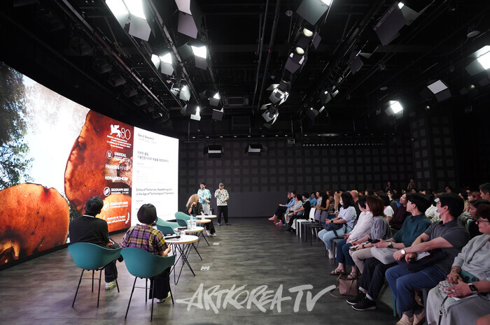 컬렉터의 시선: 미술시장의 새로운 물결에서는 조쉬 베어 (베어팩스트, 창립자&CEO), 에반 초우 (엠씨엘 파이낸셜 그룹, 매니징 파트너 & 차우 엔터프라이즈 그룹, 설립자/매니징 디렉터), 조희경 (㈜화요 & ㈜광주요, 대표이사)가 관객들과 소통했다. 제공 예술경영지원센터