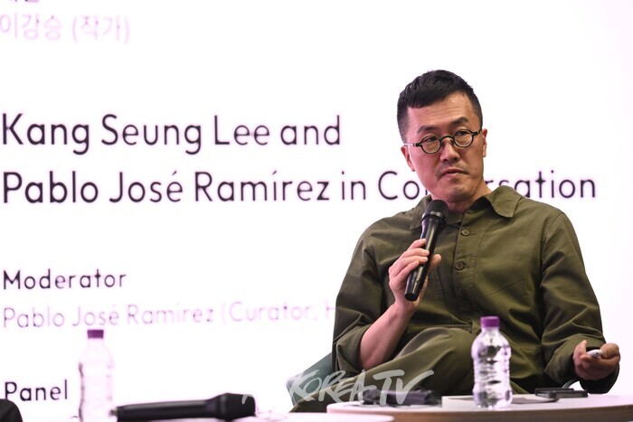 이강승 작가와 로스앤젤레스 해머 미술관 큐레이터 파블로가 최근 진행한 프로젝트를 설명했다. 제공 예술경영지원센터