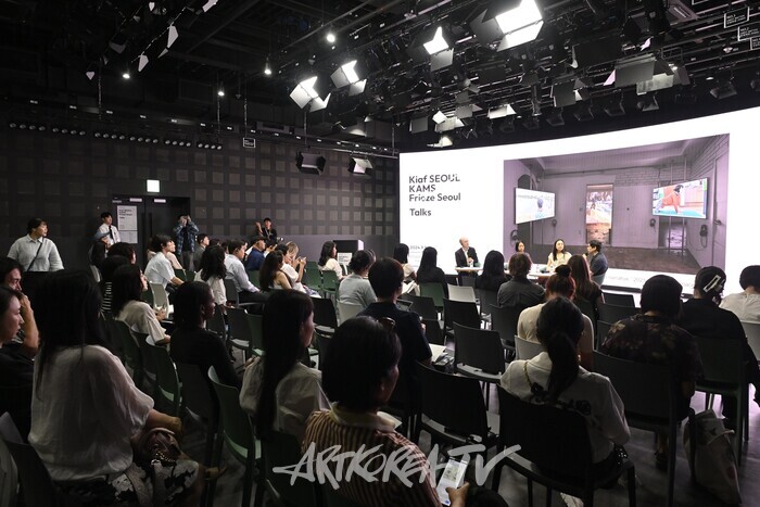 코리안 아티스트 투데이: 숨겨진 영역 세션에는 에이치지 마스터즈 (아트아시아퍼시픽 부편집장)가 모더레이터로 참여해 임민욱, 제시 천 작가에게 다양한 질문을 던졌다. 제공 예술경영지원센터