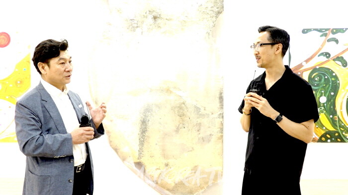 이승근 관장과 박세윤 대표가  인터뷰 하고 있다.