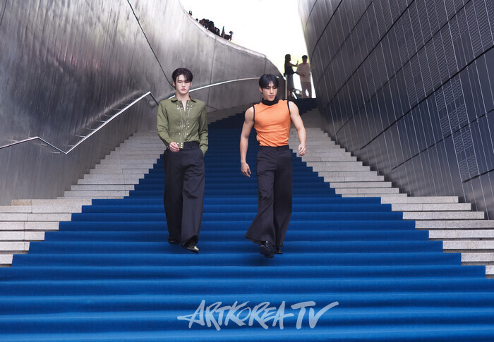 '2025 SS 서울패션위크' 곽현주 디자이너 곽현주 컬렉션 포토월 행사(더크루원 임지민, 배인) 2024.09.07 사진 ⓒ아트코리아방송 이용선 기자