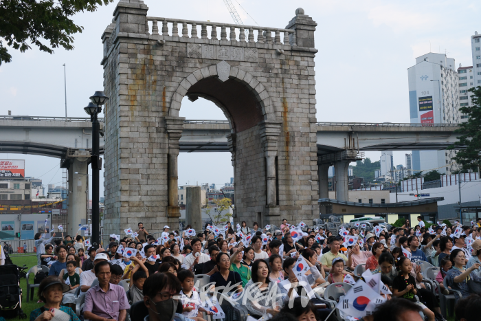 독립으로 통하는 과거와 현재의문 _ 박상민
