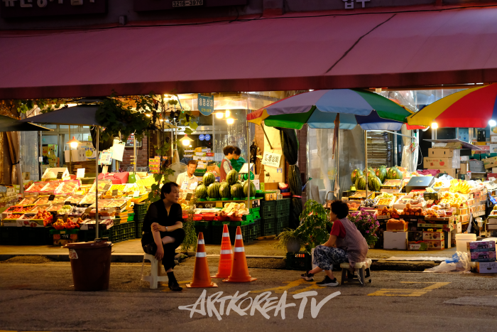 변화의 기로에 선 유진상가와 인왕시장 _ 홍가희