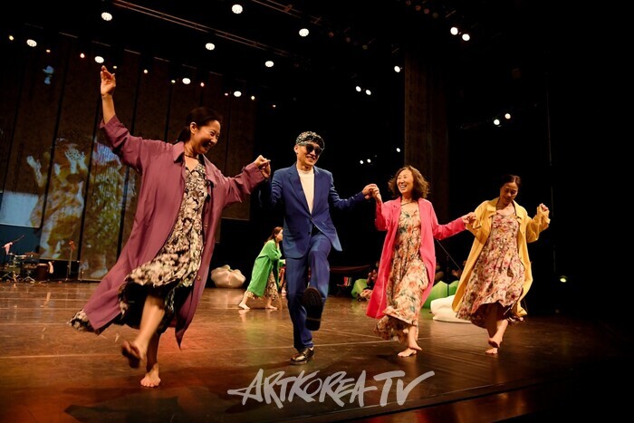 '당신은 지금 바비레따에 살고 있군요' 제공 춤추는여자들