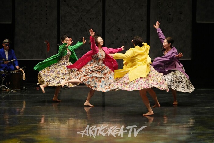 '당신은 지금 바비레따에 살고 있군요' 제공 춤추는여자들