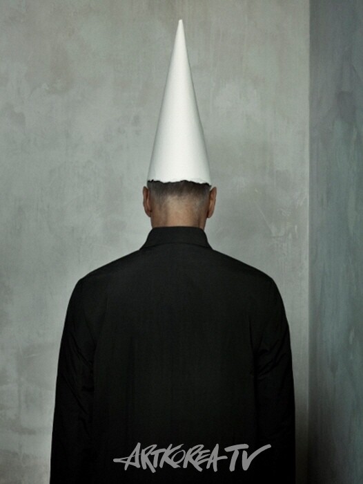 April fool 2020, 11-30 am ⓒErwin Olaf studio, Courtesy K.O.N.G. GALLERY