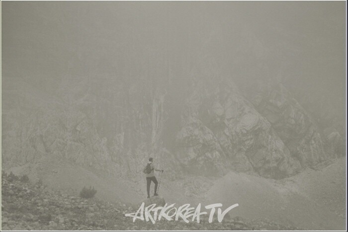 절벽 앞에서 Selbstporträt_2020© Erwin Olaf, 사진제공 공근혜갤러리