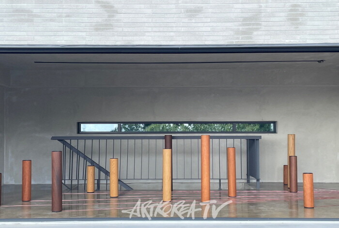 김준_마지막 시간, 다시 찾은 공간_목재, 종이, 스피커, 앰프, 다채널 사운드_가변설치_2024