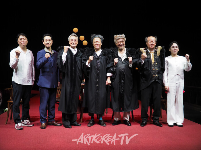 연극 '트랩' 프레스콜 (사진 왼쪽부터 하수민 연출, 김명기, 남명렬, 강신구, 김신기, 손성호,이승우) 2024.09.27 사진 ⓒ아트코리아방송 이용선 기자