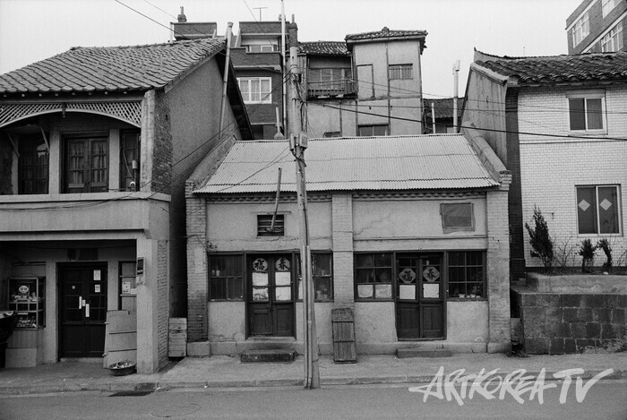 중국식 전통옷을 만들던 집(가운데), 2000 ⓒ 김보섭