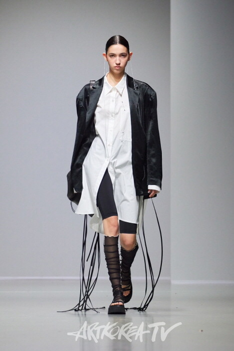 데무(DE MOO) 디자이너 박춘무, 파리 패션위크에서 한국적 미니멀 아방가르드 패션의 정수를 선보이다