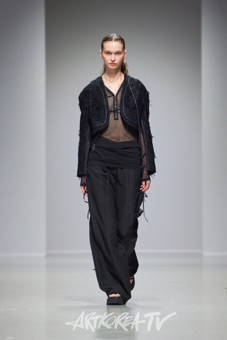 데무(DE MOO) 디자이너 박춘무, 파리 패션위크에서 한국적 미니멀 아방가르드 패션의 정수를 선보이다  