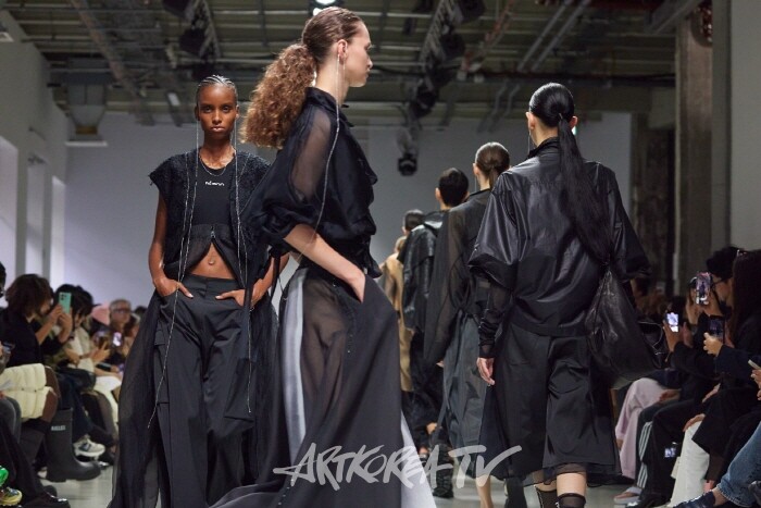 데무(DE MOO) 디자이너 박춘무, 파리 패션위크에서 한국적 미니멀 아방가르드 패션의 정수를 선보이다 