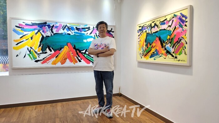 작품 앞에 선 작가 강종호 [사진출처 : (주)리더스아트 리아갤러리]