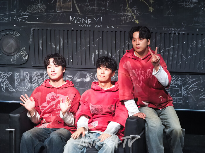 연극 '킬롤로지' 프레스콜(데이비 역 최석진, 안지환, 안동구). 2024.10.02 사진 ⓒ아트코리아방송 이용선 기자