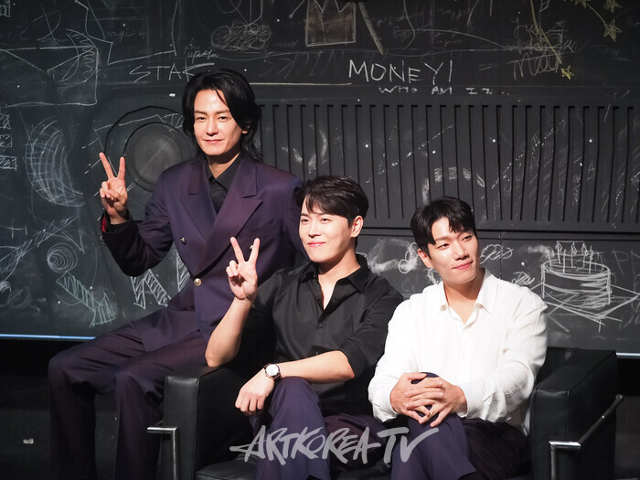 연극 '킬롤로지' 프레스콜(폴 역의  임주환, 이동하, 김경남). 2024.10.02 사진 ⓒ아트코리아방송 이용선 기자