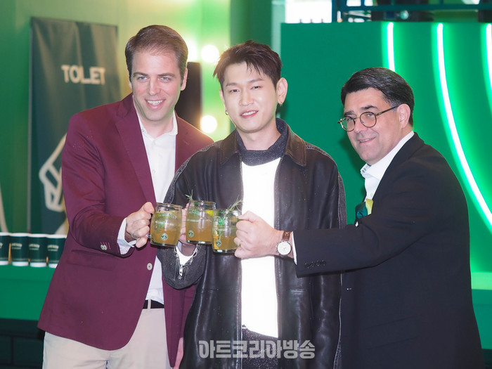 아이리쉬 위스키 제임슨(JAMESON) 팝업스토어 포토콜 행사(사진 왼쪽부터 미구엘 파스칼 마케팅 총괄전무, 가수 크러쉬, 페르노리카코리아 프란츠 호튼 대표) 2024.03.14 사진 ⓒ아트코리아방송 DB