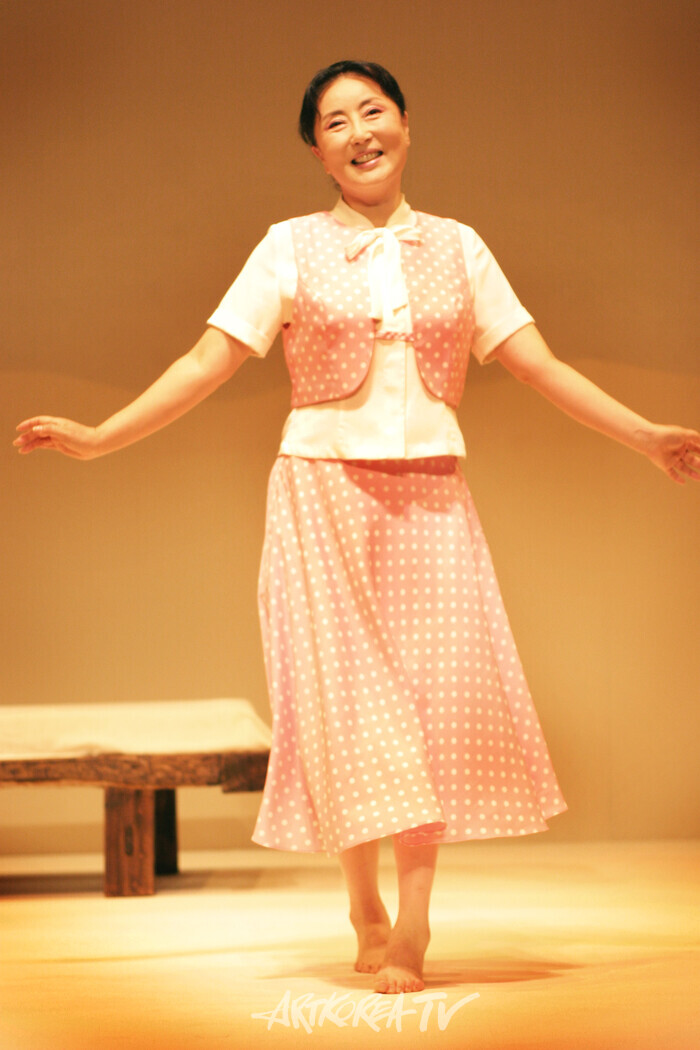 '벽 속의 요정'(김성녀). 제공 극단미추