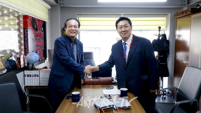 (주)아트코리아방송 김한정 대표와 (주)에코락갤러리 장현근 대표가 인터뷰 후 기념촬영을 하고 있다.