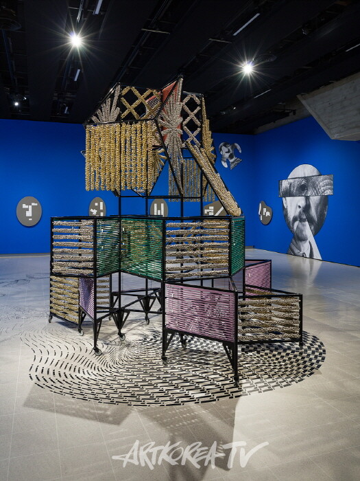 《양혜규: 윤년》 전시전경영국 런던 헤이워드 갤러리, 2024사진: Mark BlowerCourtesy of the artist and the Hayward Gallery이미지 제공: 국제갤러리