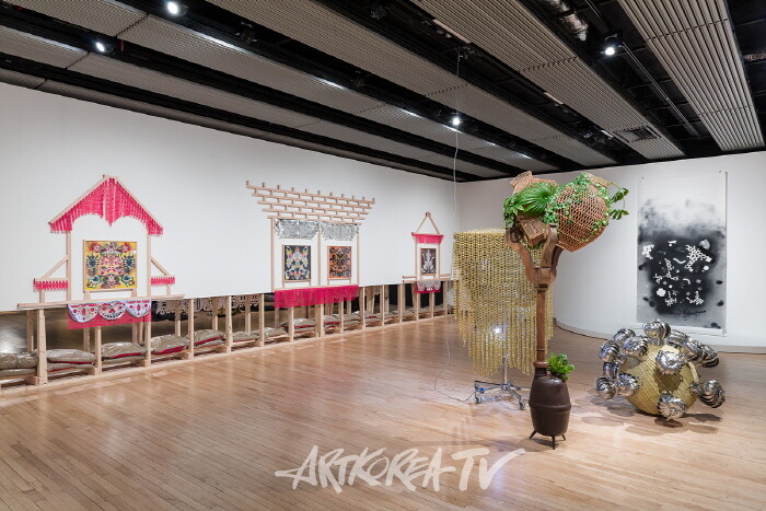 《양혜규: 윤년》 전시전경영국 런던 헤이워드 갤러리, 2024사진: Mark BlowerCourtesy of the artist and the Hayward Gallery이미지 제공: 국제갤러리