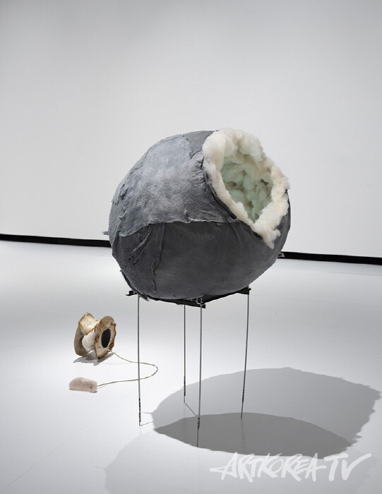 Tsuchiya Nobuko (b. 1972-) protone tail 2024 Mixed Mixed media120 x 70 x 70 cm47.2 x 27.5 x 27.5 in.©Courtesy of SCAI THE BATHHOUSE