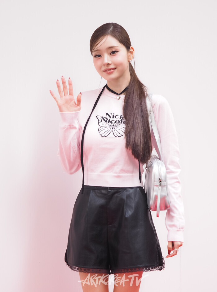 닉앤니콜 명동 플래그십스토어 그랜드 오픈 포토월 행사(프리지아) 2024.10.11 사진 ⓒ아트코리아방송 이용선 기자​