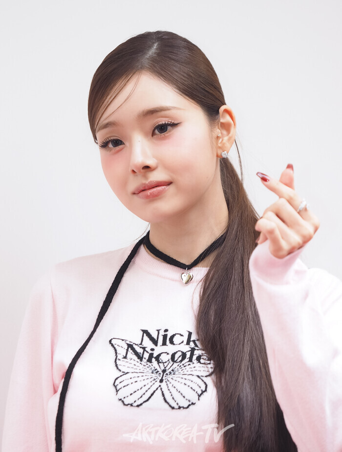 닉앤니콜 명동 플래그십스토어 그랜드 오픈 포토월 행사(프리지아) 2024.10.11 사진 ⓒ아트코리아방송 이용선 기자​