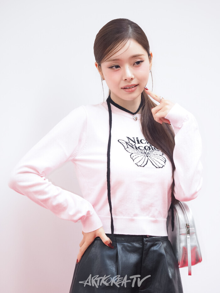 닉앤니콜 명동 플래그십스토어 그랜드 오픈 포토월 행사(프리지아) 2024.10.11 사진 ⓒ아트코리아방송 이용선 기자​