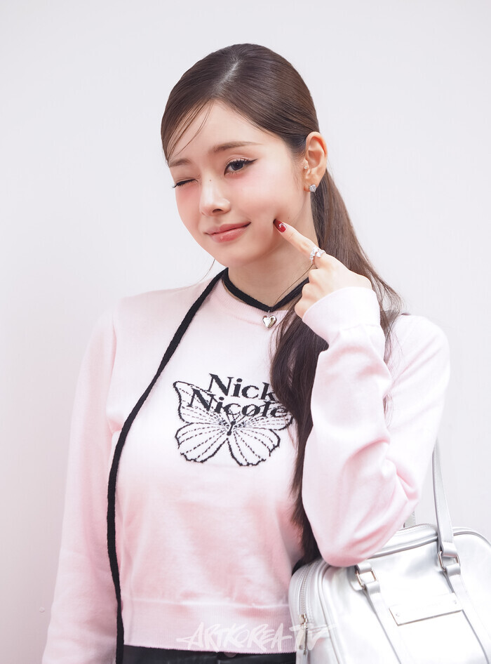 닉앤니콜 명동 플래그십스토어 그랜드 오픈 포토월 행사(프리지아) 2024.10.11 사진 ⓒ아트코리아방송 이용선 기자​