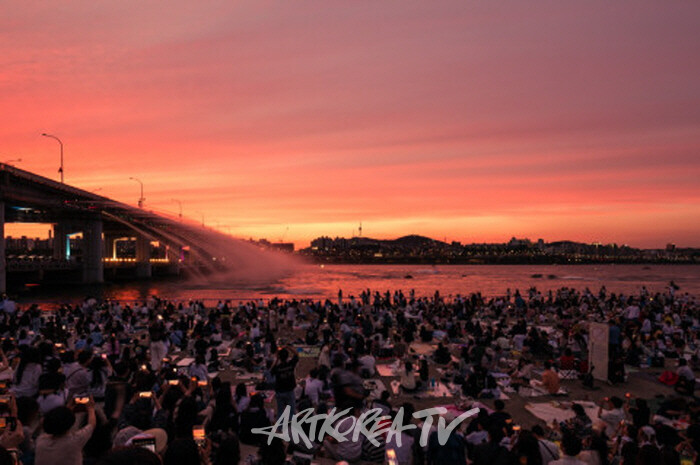 ‘2023 서울시 일상사진공모전’ 대상 수상작. 박현진_반포한강공원의 노을