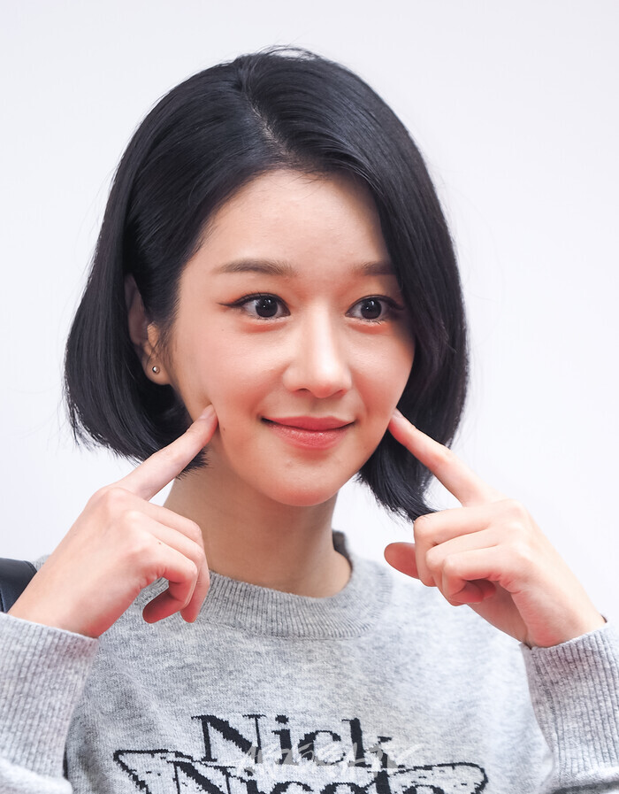 닉앤니콜 명동 플래그십스토어 그랜드 오픈 포토월 행사(서예지) 2024.10.11 사진 ⓒ아트코리아방송 이용선 기자​