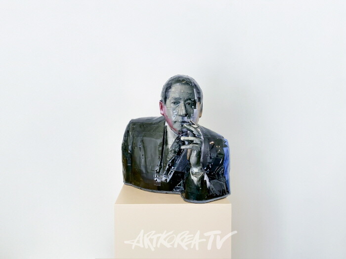 담배를 들고 있는 박서보 흉상, 2021Archival Pigment Print, Mixed Media55 x 60 x 37.5 cm