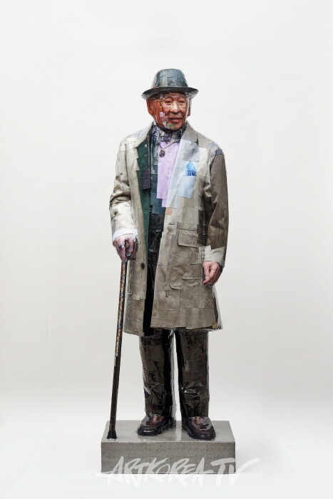 무제의 박서보, 2021Archival Pigment Print, Mixed Media197 x 65 x 45 cm