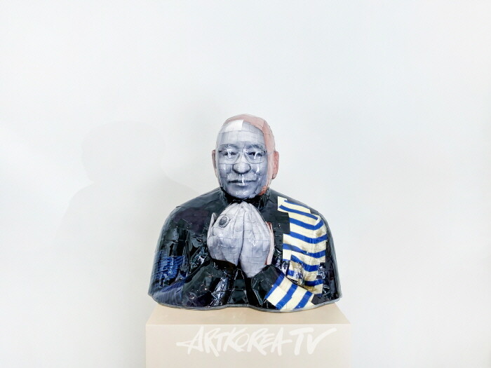 손을 모은 박서보 흉상, 2021-2022Archival Pigment Print, Mixed Media56 x 59 x 33 cm