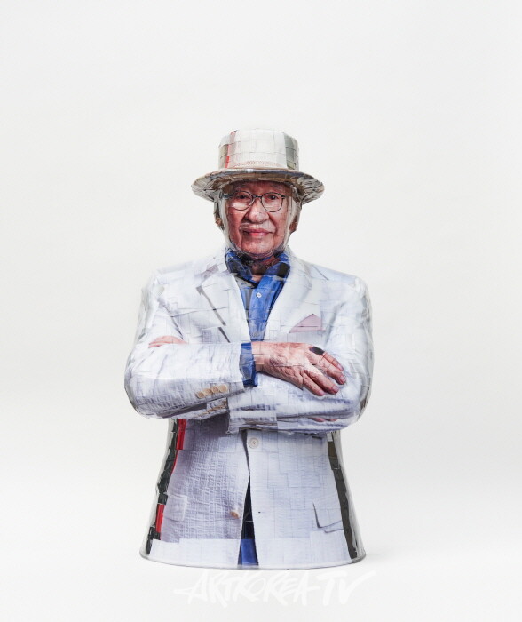 페도라를 쓴 박서보, 2021Archival Pigment Print, Mixed Media53 x 44 x 101 cm