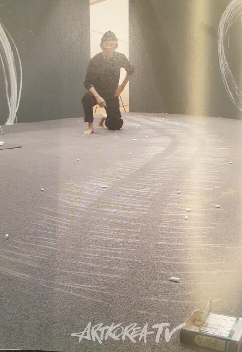 이건용, 달팽이 걸음, 10×10미터 가변크기, 2008년, 카펫 위 백묵, (아산갤러리 소장)