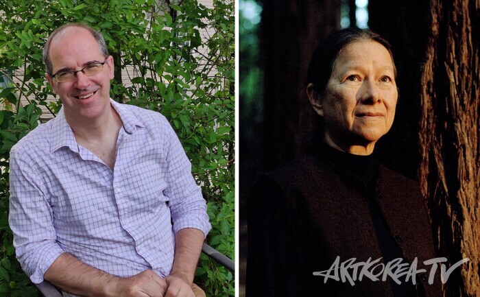 (좌) 제이슨 W. 무어(Jason W. Moore): 빙엄턴 대학교의 환경사학자이자 역사 지리학자로, '자본세' 개념을 제시하며 세계생태론 연구를 선도하고 있다. 『생명의 그물 속 자본주의』 등 다수의 저서를 통해 인류세에 대한 비판적 담론을 제시했다.(우) 애나 칭(Anna Tsing): 비인간 존재를 사회적 삶에 포함시키는 연구로 유명한 인류학자. 『세계 끝의 버섯』의 저자이며, 예술과 과학을 넘나들며 인류세를 재해석하는 디지털 프로젝트 «야생 아틀라스»를 공동 기획했다.